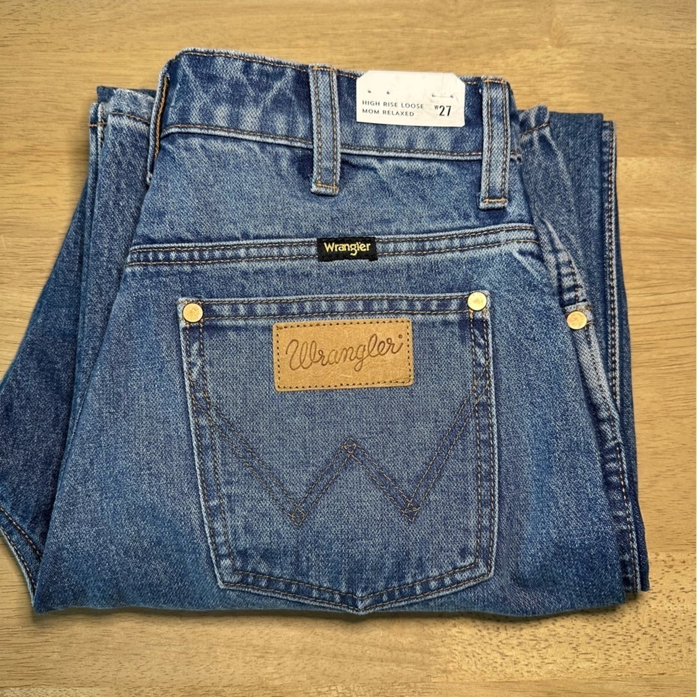 Wrangler Women’s High Rise Relaxed Mom Jeans. Medium Wash. Size 27. - Picture 12 of 12